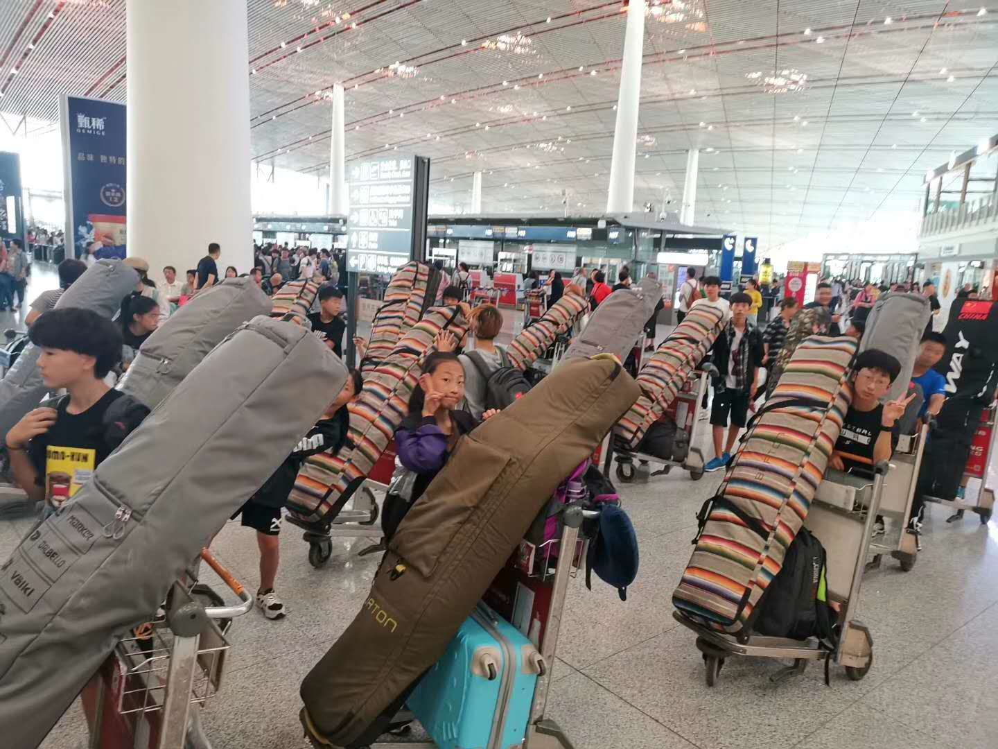 ��ʡ��˫��U�ͳ��ض��ڽ������̸��ձ����г�����ѵ