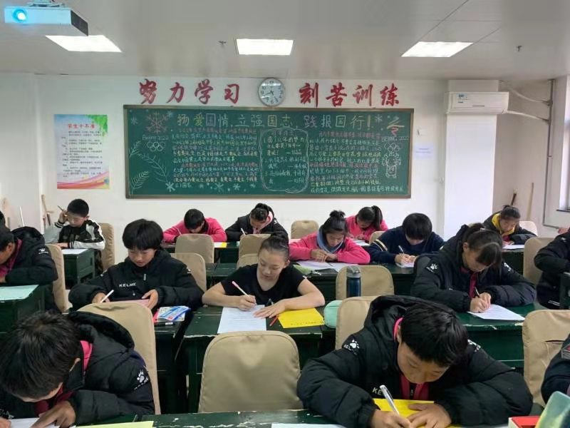 �˶�����ѧУ  ��չ�������ѩ ���ΰ��ˡ�����Ӣ����д �����