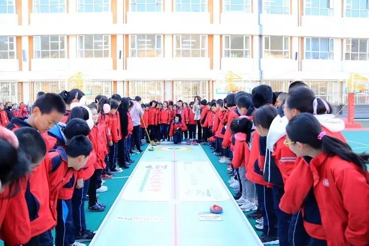 �żҿ��г�����������Сѧ�ٰ�2019���׽�У԰��ѩ�˶���