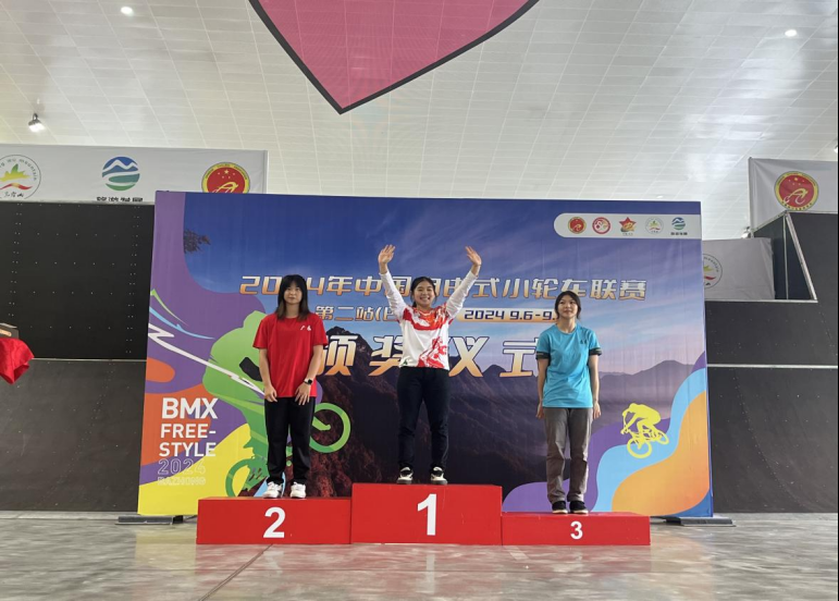 �й�����ʽС�ֳ������ڶ�վ����վ���ʷ׳ʣ���˼���¶�Ů�Ӿ�Ӣ��ھ�