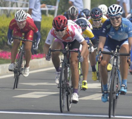 Ů�ӹ�·���г�������  ����ɳժͭ