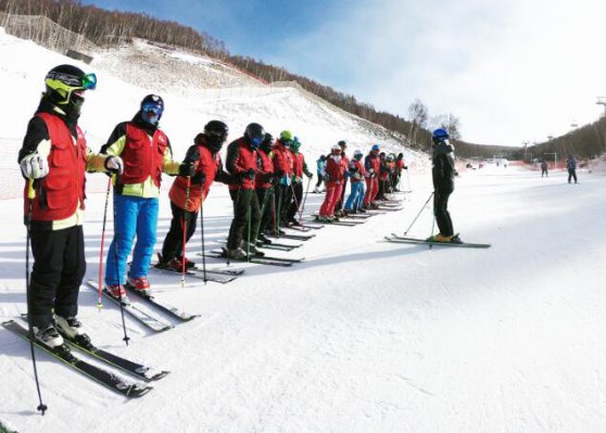 �ӱ�ʡ���ڻ�ѩ����Ա��ѵ�࿪��