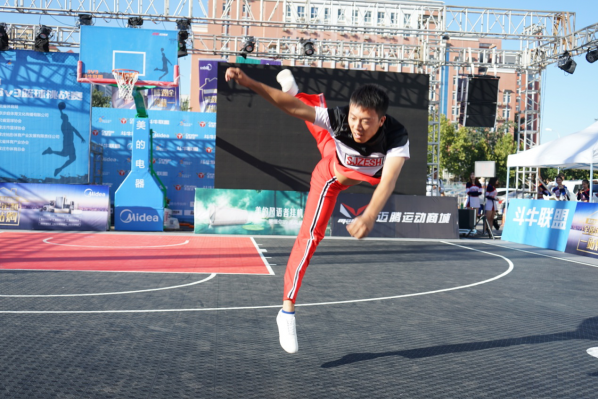 ������㾫�ʷ׳ʣ��۷�Ծ����������2018�ӱ�ʡ�����ı���3V3������ս��Բ����Ļ