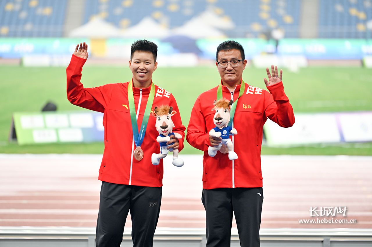 �ӱ��˶�Ա��������ﾶŮ�ӱ�ǹͭ��