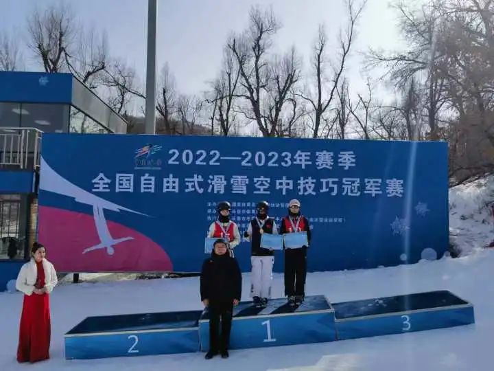 ȫ������ʽ��ѩ���м��ɹھ������ӱ��˶�Ա�ٶ�һ��һ��