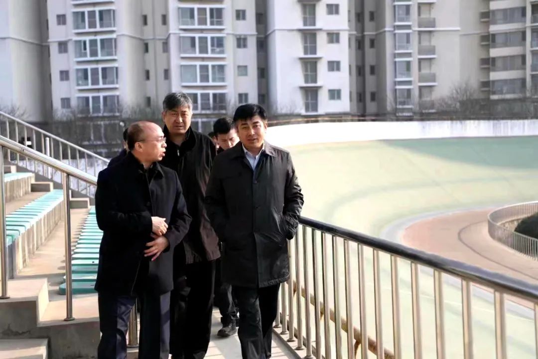 ���븰���г��˶����ĵ���