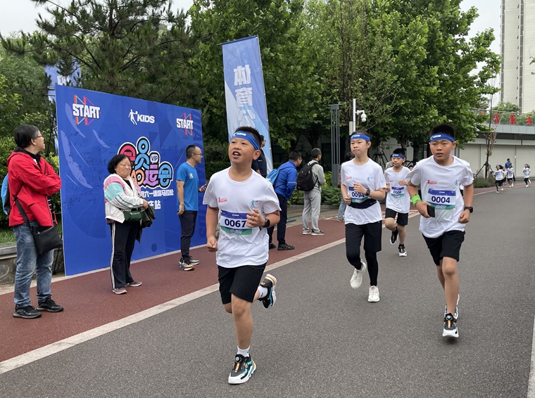 �й��ǵ���ͯ�ڶ�����һ����������ʯ��ׯվ��ǹ���ܣ�