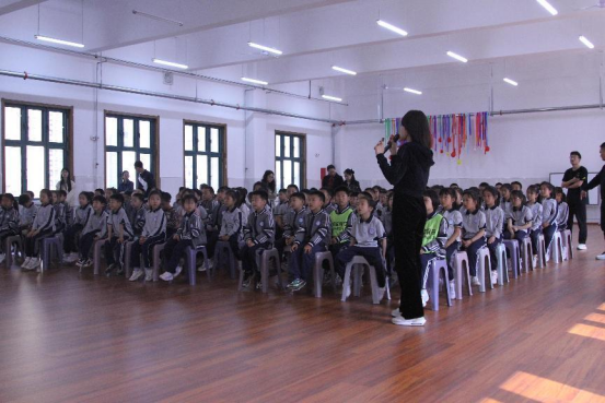 ��������ʱ�ȷ�
�ݡ�����������У԰����߽�ʯ��ׯ�н�ҵСѧ