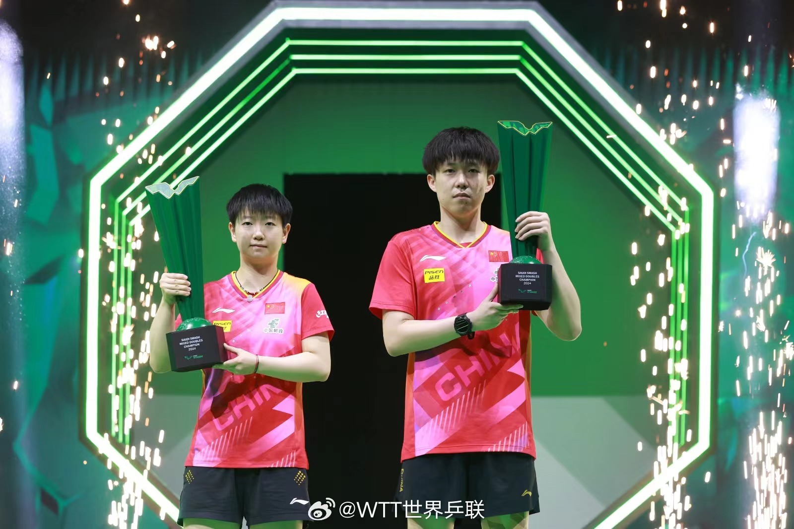 Ϊ������˿�����ͷ����ӱɯ/�����ն��ɳ�ش���������˫�ھ�