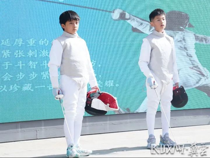 �����ھ��������Ρ��߽�ʯ��ׯ����Сѧ