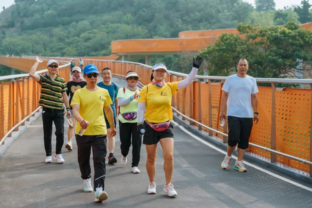 �������ںӱ�����ɽ�����̵��˶���Բ������