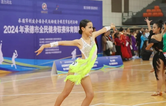 2024��е���ȫ�������������赸����Բ����Ļ