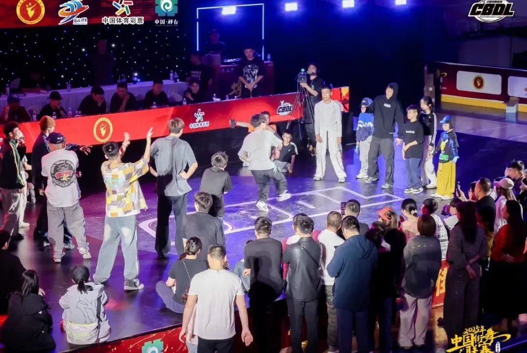 �ӱ�ʡ���¾��ó������� 4�´�������54��Ԫ����ʷ�¸�