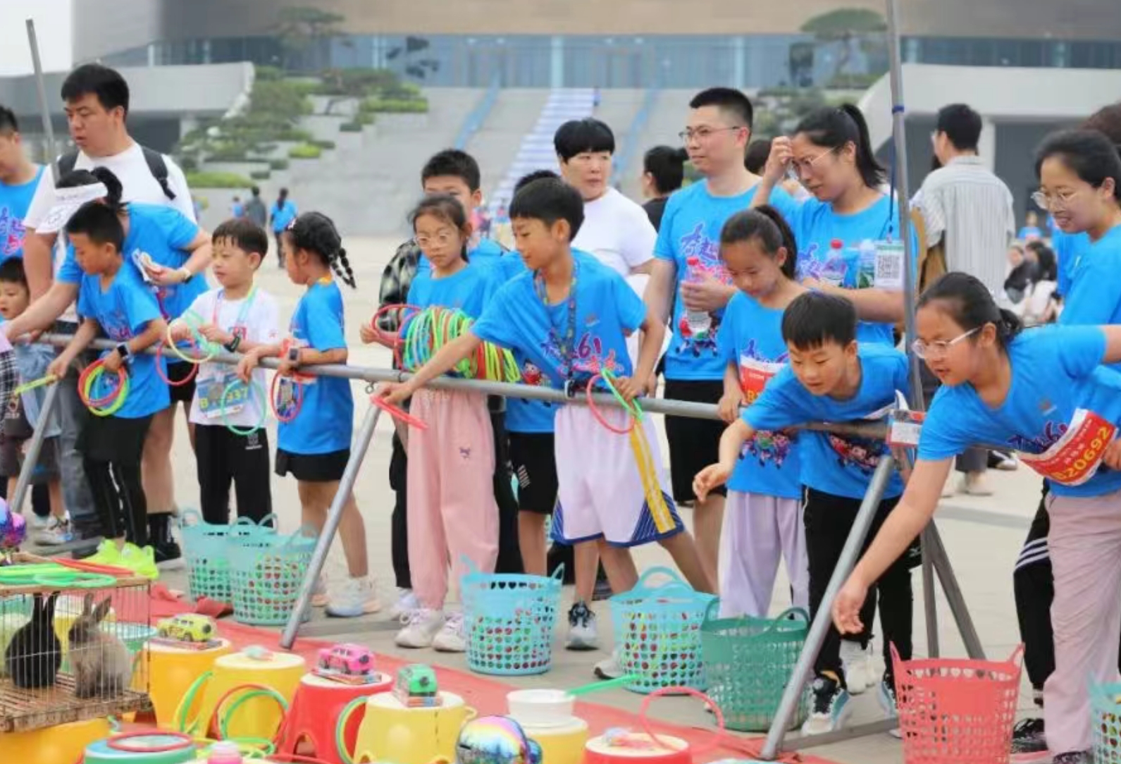 ����˳��2025���ݡ�����һ����ͯ��������ǹ����