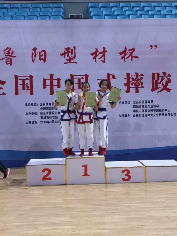 安倩文刘丁畅刘思雨包揽48公斤级前三名-600.jpg