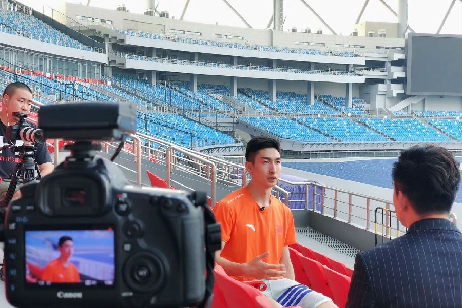 武大靖河北奥体中心体育场接受采访.jpg