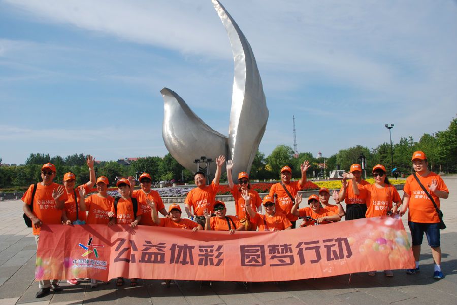 圆梦行动带残疾人游览奥林匹克公园.JPG