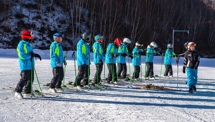 1、《南方来客》-- 2019年元月中旬,江苏省体育局派人到张家口长城岭滑雪场进行观摩学习。吴社军 摄.jpg