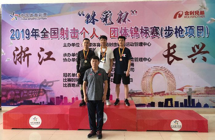 (24)颁奖现场-杨皓然(中)夺得男子10米气步枪金牌.jpg