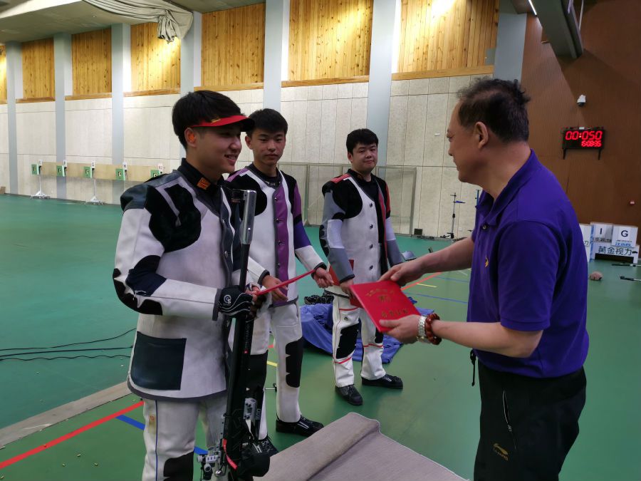 男子10米气步枪颁奖现场 杨皓然(左一).jpg